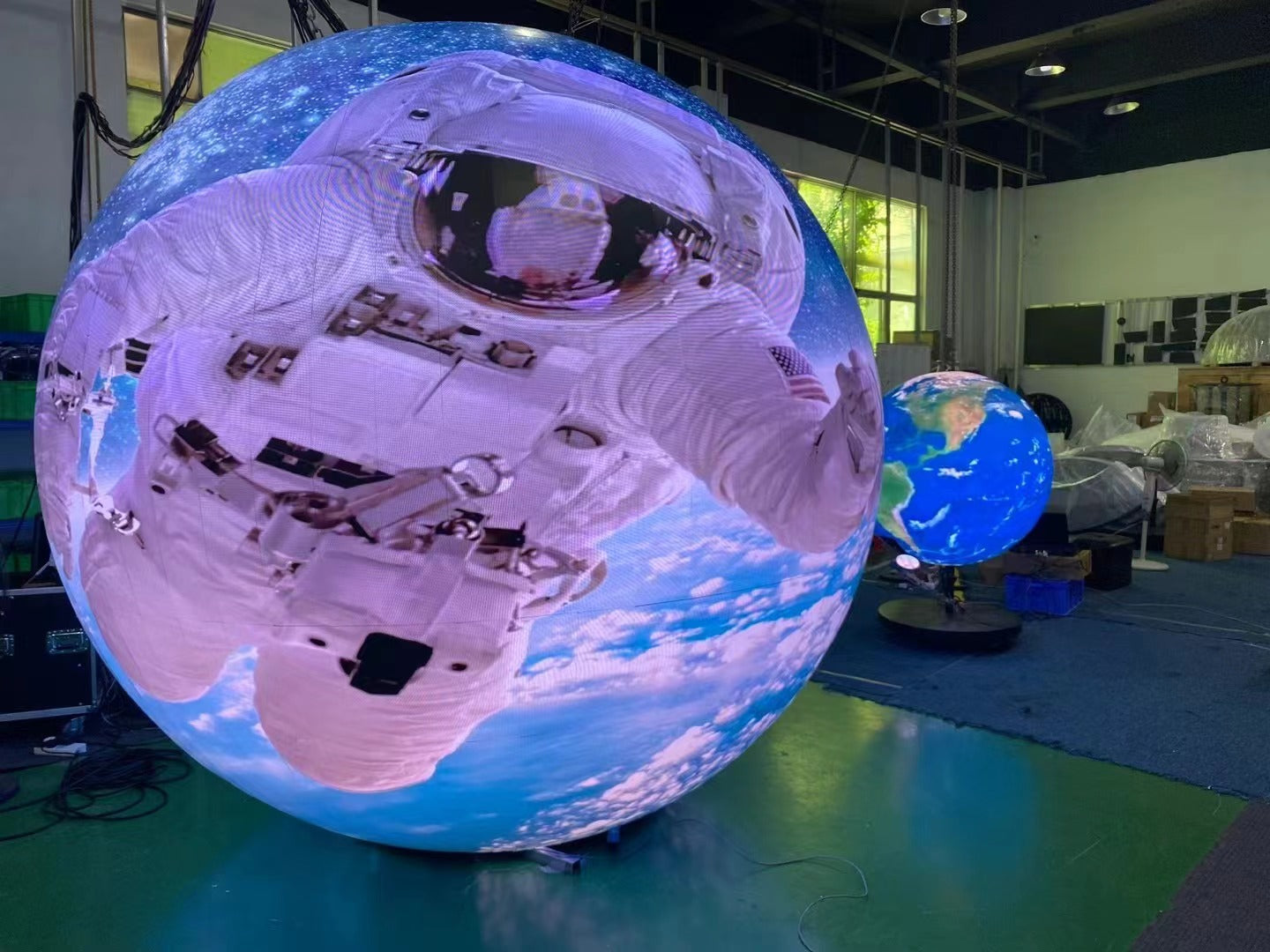 2m(6.56ft) in Diameter P2 2.0mm Pixel Pitch Indoor 360 Degree LED Sphere Display 800nits Complete Set
